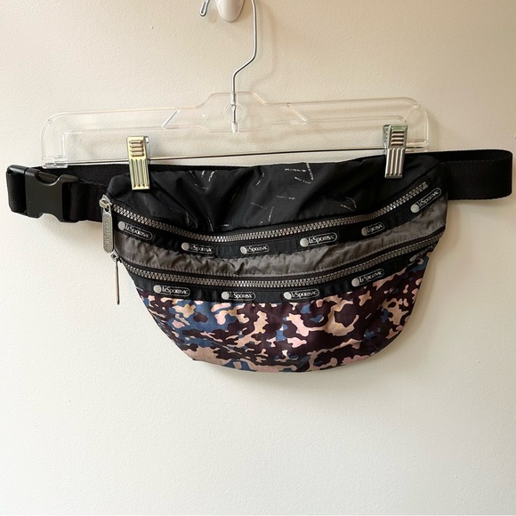 Lesportsac nylon fanny pack with adjustable waist or crossbody strap - Picture 1 of 11